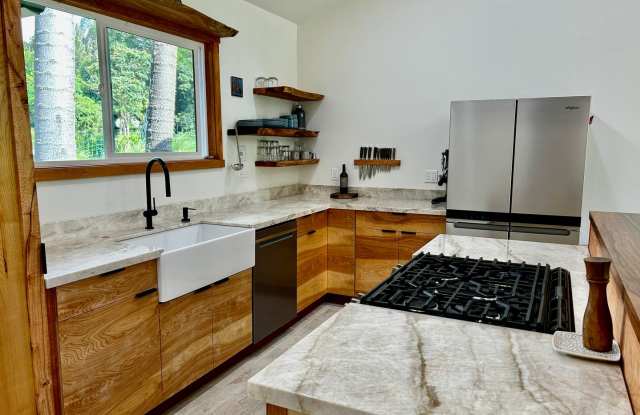 Luxury Furnished 3/2 Remodeled Home on 2 Lush Tropical Acres w/Fruit Trees Gallery 3