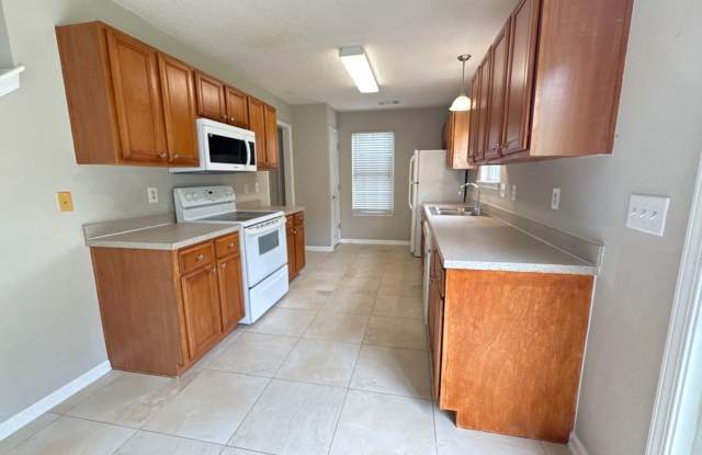 3 bedroom with fenced backyard Gallery 4