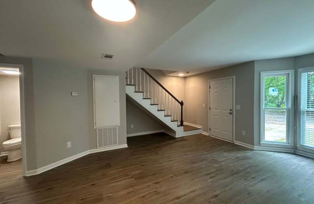 Spacious Auburn Townhome in Prime Location Gallery 3