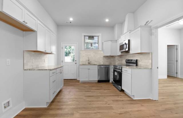 Spacious 3BR/2BA Home on West Victory Drive Gallery 1