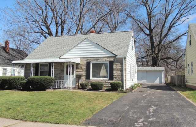 Spacious 4-Bedroom Bungalow for Rent in Euclid! photos photos