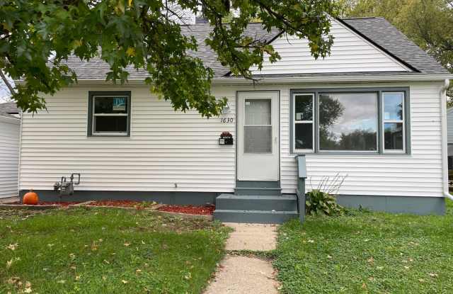 3 bedroom 1 1/2 bath home with fenced in back yard photos photos