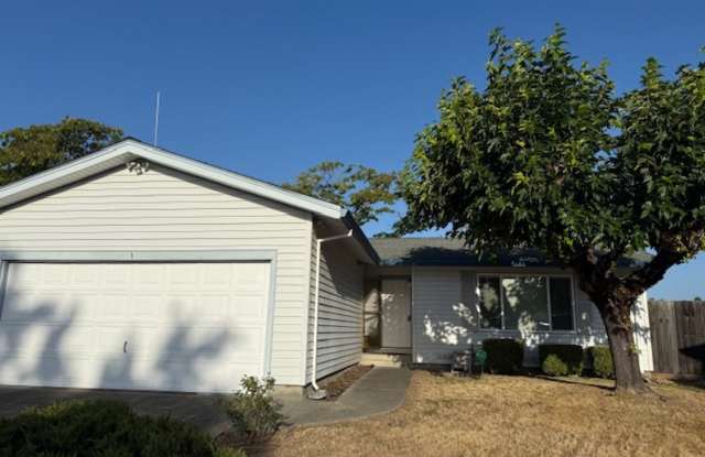 For Rent – Charming 2-Bedroom Home in Rincon Valley with Large Backyard, Large Deck and Extra Parking - 4949 Everglade Court, Santa Rosa, CA 95409