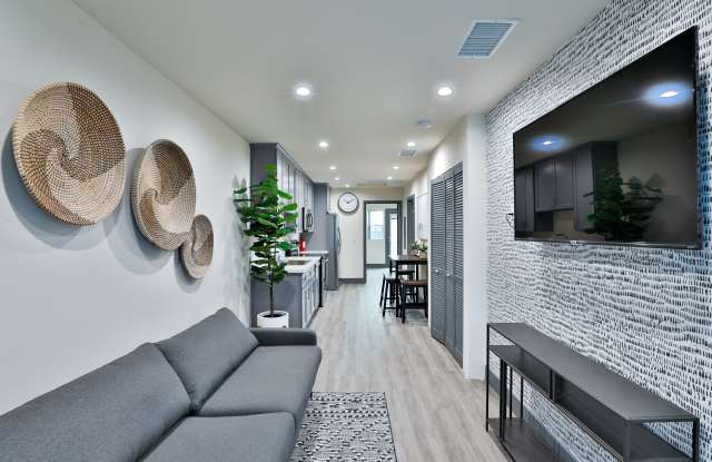 2811 Menlo Ave - 2811 Menlo Avenue, Los Angeles, CA 90007