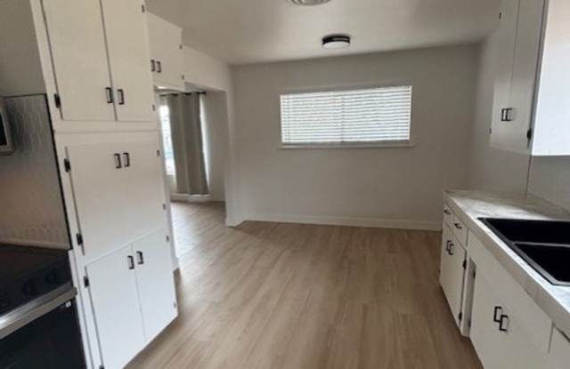Renovated 3 Bedroom Taft Home with New Appliances, Central A/C & Washer/Dryer Gallery 4