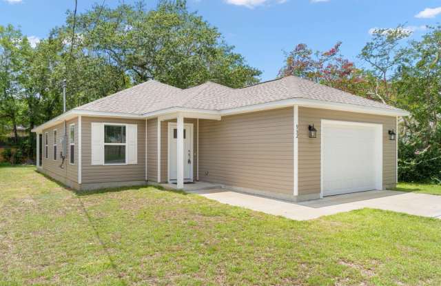 Like New in Heart of Crestview - AVAILABLE IN DEC! - 952 Mapoles Street, Crestview, FL 32536