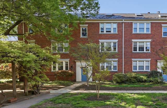 Cozy Studio Condo in Old Town Alexandria Gallery 1