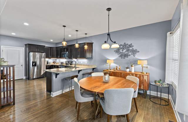 Beautiful home with 3br, 2.5 bath and 2 car garage Gallery 4
