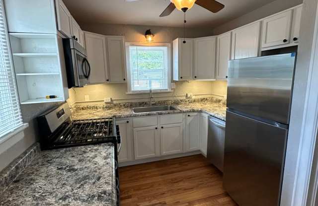 MOVE IN SPECIAL! $200 OFF FIRST MONTHS RENT WITH A LEASE STARTING ON OR BEFORE AUGUST 1ST! photos photos