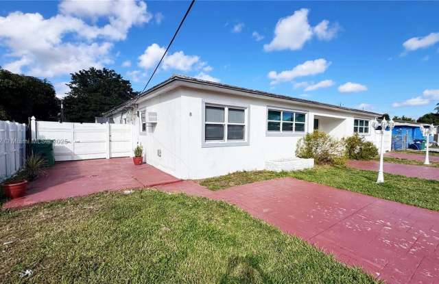 165 NE 162nd St - 165 Northeast 162nd Street, Golden Glades, FL 33162