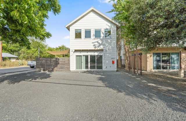 UT PRE-LEASE: Newly Constructed in 2014: 6 bed / 4 bath, North Campus, Parking, Wood Floors, W/D Gallery 3