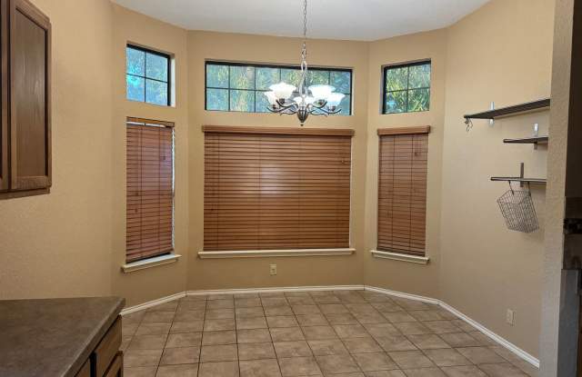 Nice 4 bedroom 2 Story Home - Move in Soon Gallery 4