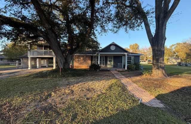 House For Rent in Rayne - 30 Mins From ULL  LSUE - 611 East D Street, Rayne, LA 70578