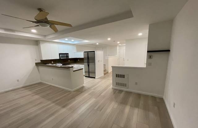 Modern Studio in Vibrant Belltown! Move-In Special: $500 Off! Available 9/10! - 2319 1st Avenue, Seattle, WA 98121