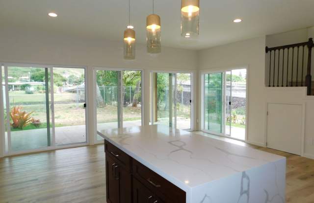 Kailua home on Kawainui canal, paddlers paradise, pet friendly photos photos