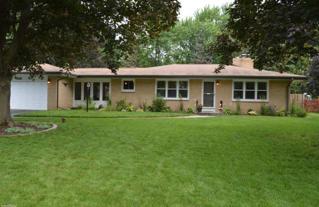 1012 Meadow Ln Gallery 2