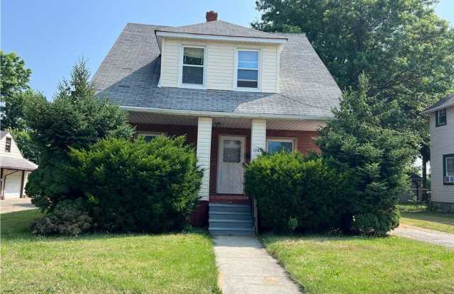 Inviting 3-Bedroom Rental with Natural Light  Charm photos photos