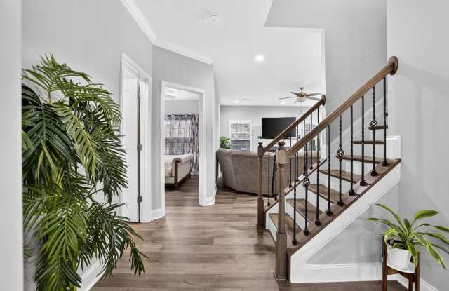 Stunning 5BR House in Whitsett Gallery 3