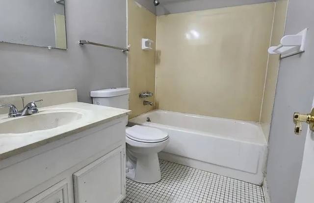 Room in 3 Bedroom Home in Forest Park photos photos