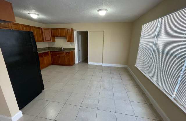 4/2 Home for rent, all tile floor, granite counter tops, new cabinetry, central ac. Gallery 3