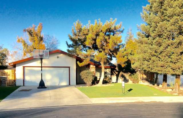 Cute 3 Bed + 2 Bath Home For Rent in Laurelglen Area photos photos