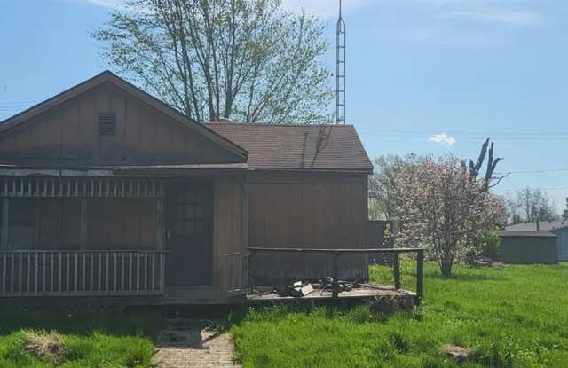 RICHVIEW, IL - Wood Sided Bungalow with garden shed, new roof and minutes to I-64 - $699 MONTH / $2,299 DOWN photos photos
