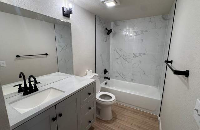 1 bed  1 bath Great location off 2nd and Sable near 6th and I-225 and Aurora Mall Gallery 4