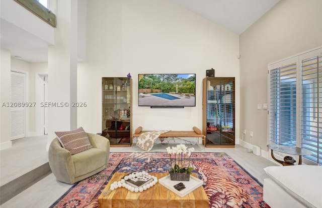 2360 Tigertail Ave Gallery 3