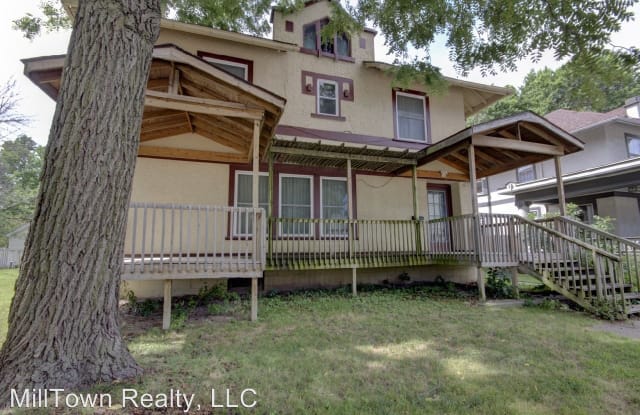 911 W Locust St - 911 West Locust Street, Davenport, IA 52804