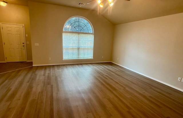 Edmond 3 Bed 2 Bath Home w/ Storm Shelter! Gallery 4