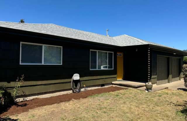 Fully updated 2 bed 1 bath single story duplex in a great location! photos photos