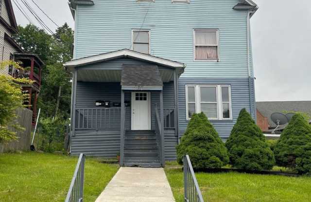Spacious 4-bedroom, 1-bathroom first-Floor Apartment photos photos