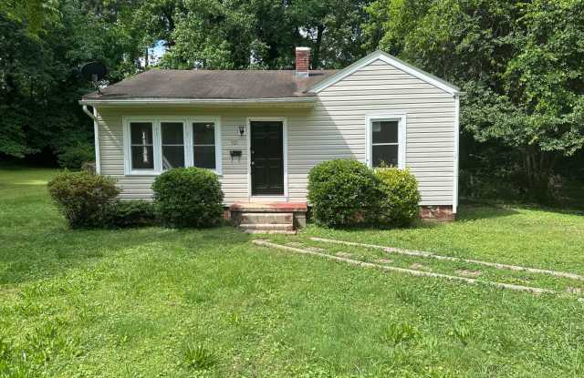 Charming 3 bedroom, 1 bathroom home available now in a convenient Henderson location. - 521 Birch Circle, Henderson, NC 27536