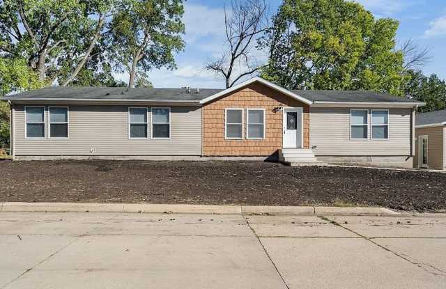 3 Bedroom, 2 Bathroom Home Charles City Iowa Gallery 1