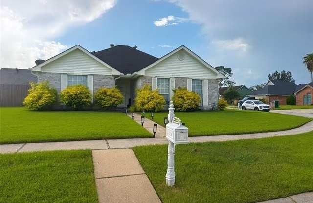 2233 GREENWOOD Drive photos photos