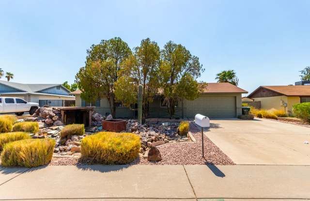 Charming 3-Bedroom, 2-Bath Home in Glendale, AZ! photos photos