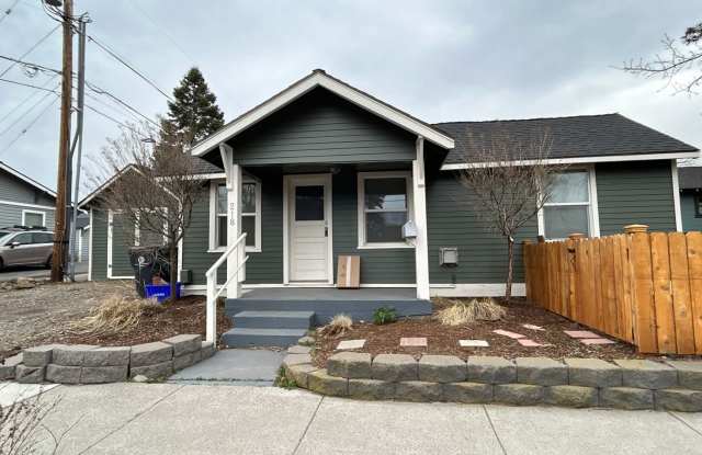 Down Town Living - 2 Bedroom / 1 Bathroom Cottage Located in Downtown Old Mill in Bend photos photos