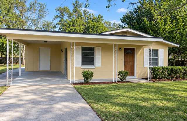 Get ready for this charming 2-bedroom, 2-bathroom home coming soon to Ocala! 2 Living room areas Gallery 1