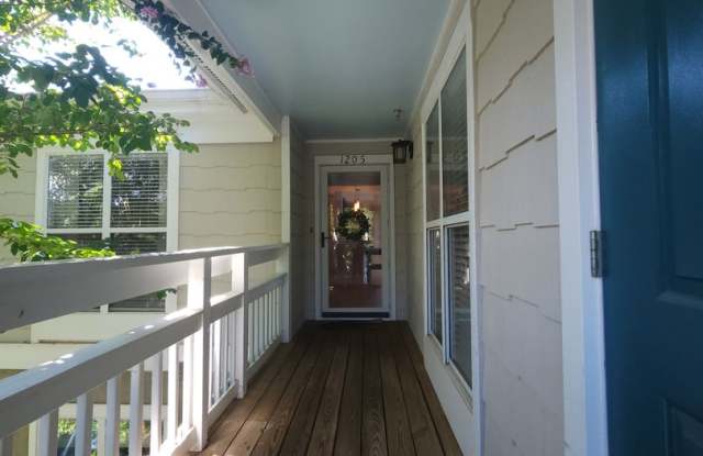 Fully Furnished on the Lake Gallery 4