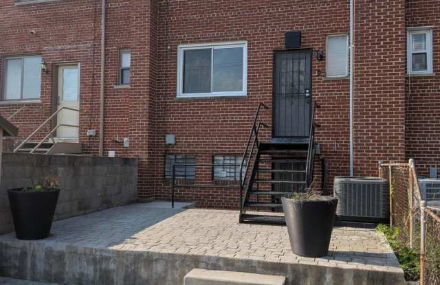 1249 FARRAGUT Place NE Gallery 2