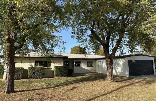 4314 E Oak Street Gallery 1