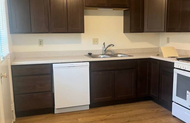 Large Three bedroom & 2 1/2 bath unit for rent for August move in!! Gallery 3
