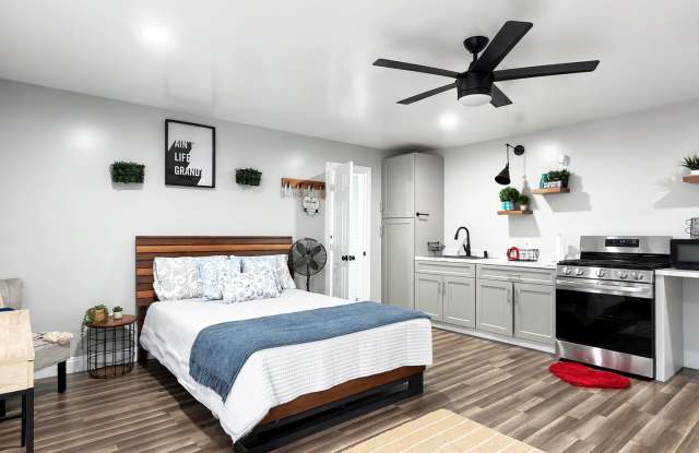 **1003 E Ridgewood Long Beach** single level back house Studio 1 bath !! 2 weeks free OAC !! photos photos
