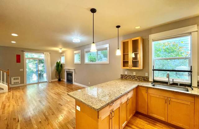 Great Townhome For Rent - 2127 Waverly Place North, Seattle, WA 98109