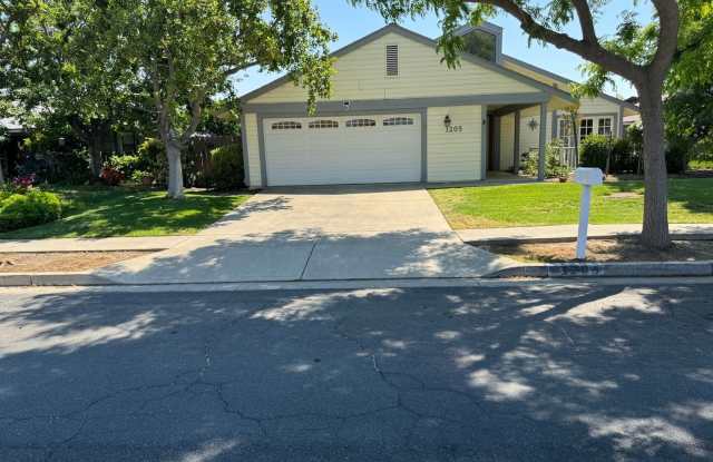 Charming very clean 3BR House in quiet Hanford Neighborhood photos photos