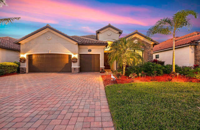 POOL HOME IN BONITA NATIONAL - OFF SEASON-SEASONAL - 28070 Kerry Court, Bonita Springs, FL 34135