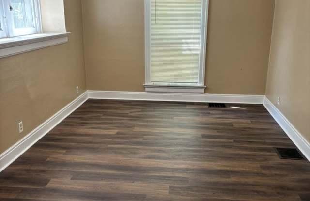 Great 3 bed 1 bath close to University of Dayton, Miami Valley Hospital and great Dayton Gallery 4