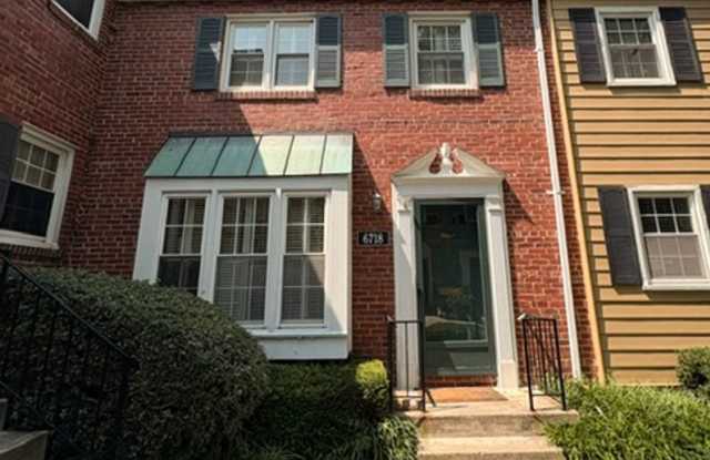 Fabulous Sun Splashed 3 BR, 2.5 BA Townhome in Kenwood Forest! Gallery 1