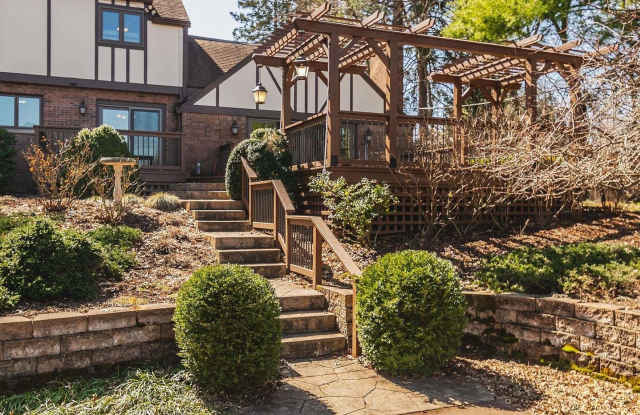 Large 5BR/3.5 Bath in Elm Heights. Available Now! Gallery 3