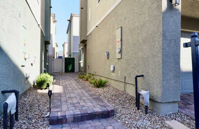 MOVE-IN READY TOWNHOME NEAR SUMMERLIN! Gallery 4